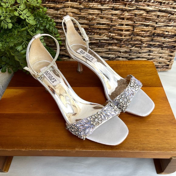 Badgley Mischka white satin embellished heels size 8 - Picture 5 of 9